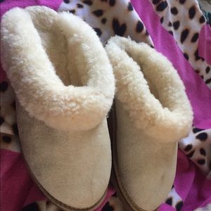 Ugg slippers size 7 cream tan clugette